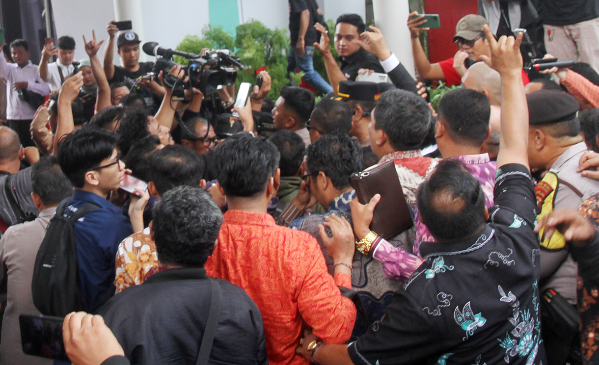 Sejumlah simpatisan Sekjen PDIP Hasto Kristiyanto masuk ke dalam Gedung KPK, Jakarta, Senin (13/1/2025). (Berita nasional.com/Oke Atmaja)