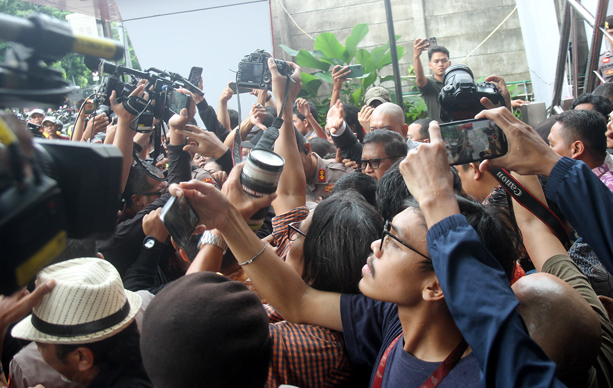 Sejumlah simpatisan Sekjen PDIP Hasto Kristiyanto masuk ke dalam Gedung KPK, Jakarta, Senin (13/1/2025). (Berita nasional.com/Oke Atmaja)