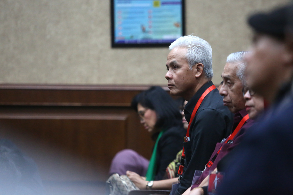 Terdakwa kasus dugaan perintangan penyidik kasus korupsi Harun Masiku dan pemberian suap, Hasto Kristiyanto bersiap menjalani sidang beragendakan tuntutan Jaksa di Pengadilan Tipikor, Jakarta, Jumat (16/5/2025). (Beritanasional.com/Oke Atmaja)