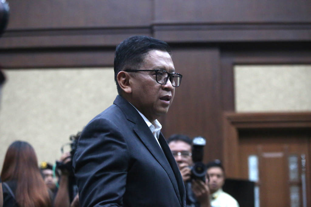 Terdakwa kasus dugaan perintangan penyidik kasus korupsi Harun Masiku dan pemberian suap, Hasto Kristiyanto bersiap menjalani sidang beragendakan tuntutan Jaksa di Pengadilan Tipikor, Jakarta, Jumat (16/5/2025). (Beritanasional.com/Oke Atmaja)