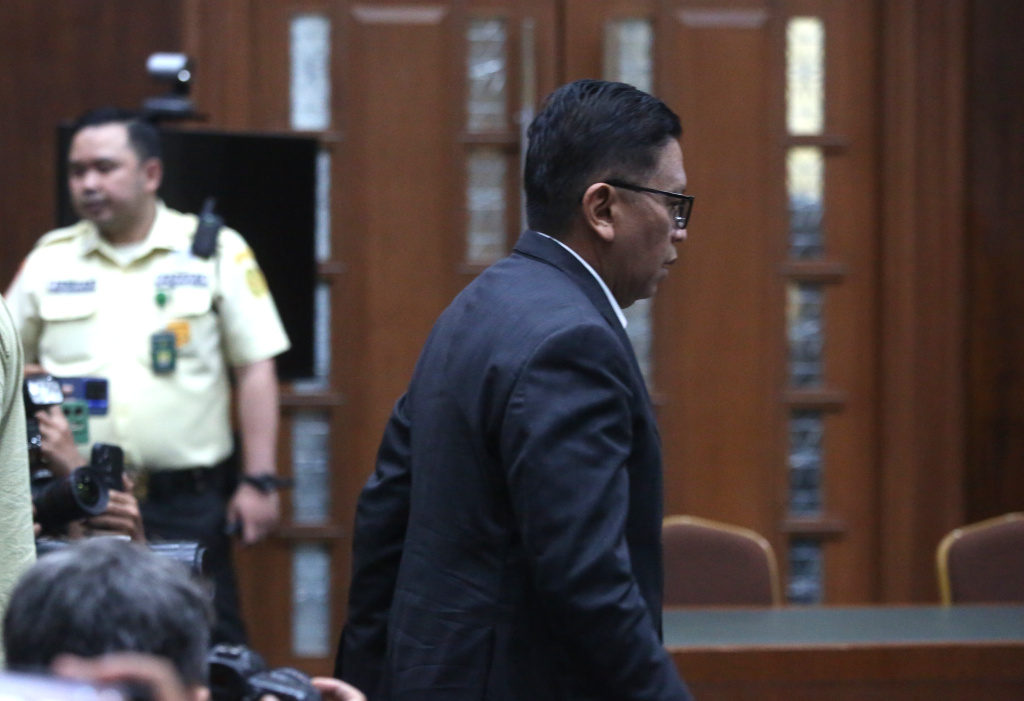 Terdakwa kasus dugaan perintangan penyidik kasus korupsi Harun Masiku dan pemberian suap, Hasto Kristiyanto bersiap menjalani sidang beragendakan tuntutan Jaksa di Pengadilan Tipikor, Jakarta, Jumat (16/5/2025). (Beritanasional.com/Oke Atmaja)