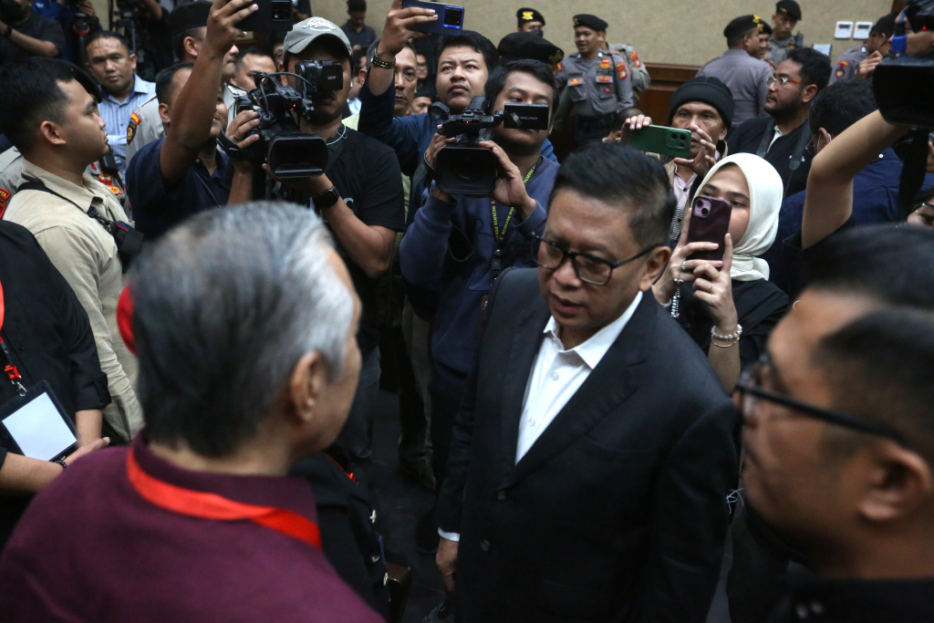 Terdakwa kasus dugaan perintangan penyidik kasus korupsi Harun Masiku dan pemberian suap, Hasto Kristiyanto bersiap menjalani sidang beragendakan tuntutan Jaksa di Pengadilan Tipikor, Jakarta, Jumat (16/5/2025). (Beritanasional.com/Oke Atmaja)