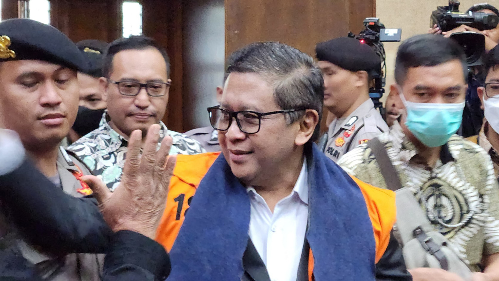 Sekjen DPP PDI Perjuangan Hasto Kristiyanto (tengah) berjalan setibanya untuk menjalani sidang dakwaan di Pengadilan Tipikor, Jakara Pusat, Jumat (14/3/2025). (Berita nasional.com/Panji)