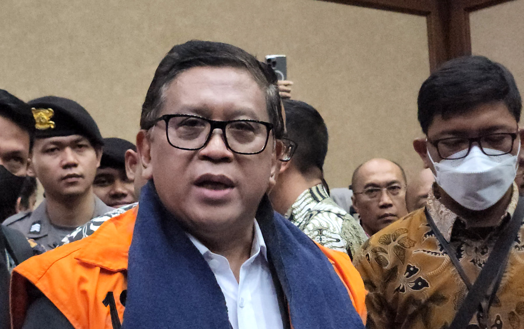 Sekjen DPP PDI Perjuangan Hasto Kristiyanto (tengah) berjalan setibanya untuk menjalani sidang dakwaan di Pengadilan Tipikor, Jakara Pusat, Jumat (14/3/2025). (Berita nasional.com/Panji)