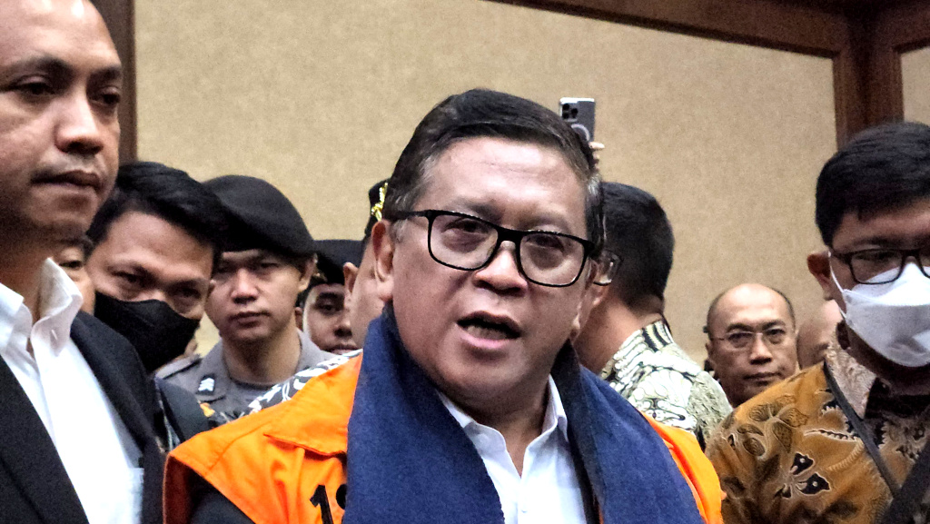 Sekjen DPP PDI Perjuangan Hasto Kristiyanto (tengah) berjalan setibanya untuk menjalani sidang dakwaan di Pengadilan Tipikor, Jakara Pusat, Jumat (14/3/2025). (Berita nasional.com/Panji)