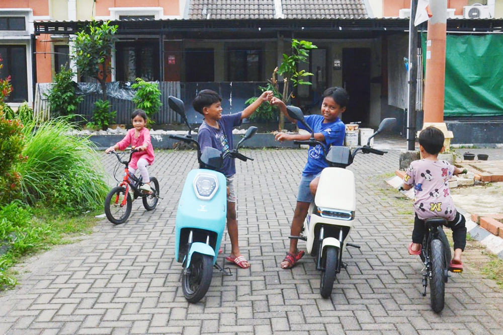 Sejumlah anak bermain sepeda listrik di kawasan komplek perumahan. (BeritaNasional/Elvis Sendouw)