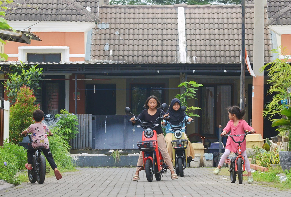 Sejumlah anak bermain sepeda listrik di kawasan komplek perumahan. (BeritaNasional/Elvis Sendouw)