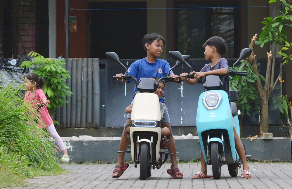 Sejumlah anak bermain sepeda listrik di kawasan komplek perumahan. (BeritaNasional/Elvis Sendouw)