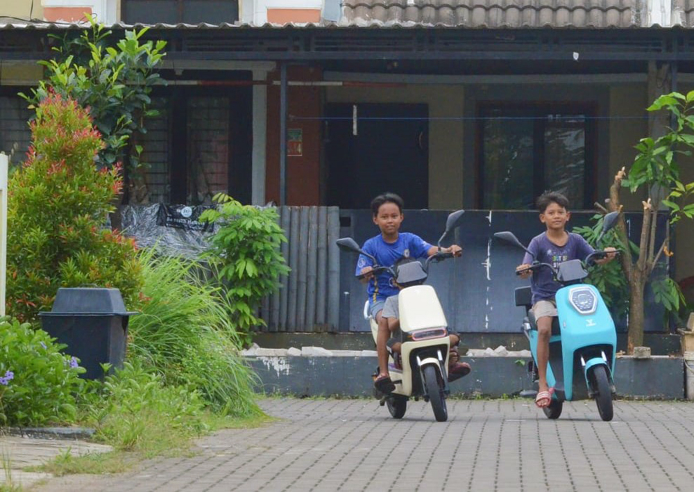 Sejumlah anak bermain sepeda listrik di kawasan komplek perumahan. (BeritaNasional/Elvis Sendouw)