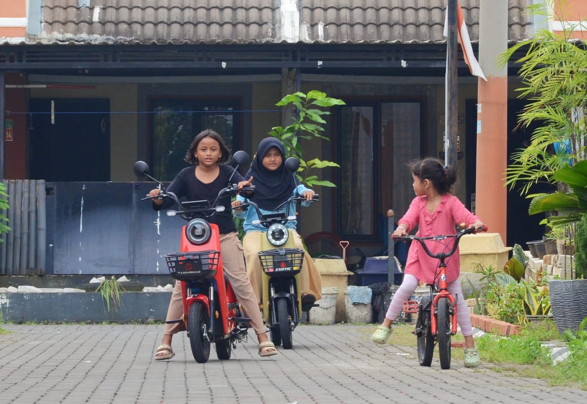 Sejumlah anak bermain sepeda listrik di kawasan komplek perumahan. (BeritaNasional/Elvis Sendouw)