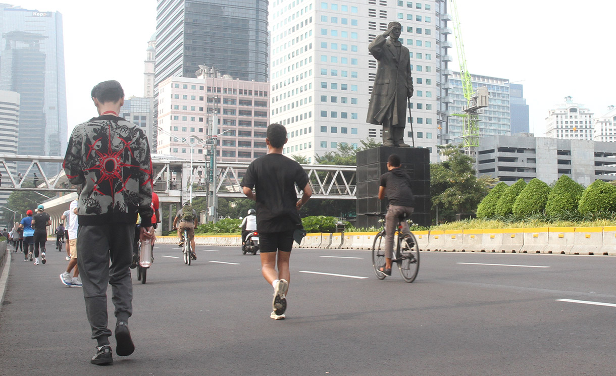 Warga berolahraga saat HBKB ditiadakan di kawasan Sudirman, Jakarta, Minggu (24/11/2024). (BeritaNasional.com/Oke Atmaja)