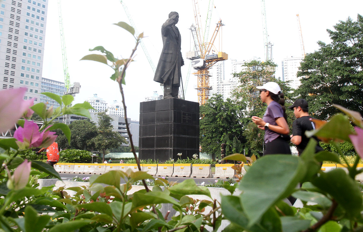 Warga berolahraga saat HBKB ditiadakan di kawasan Sudirman, Jakarta, Minggu (24/11/2024). (BeritaNasional.com/Oke Atmaja)