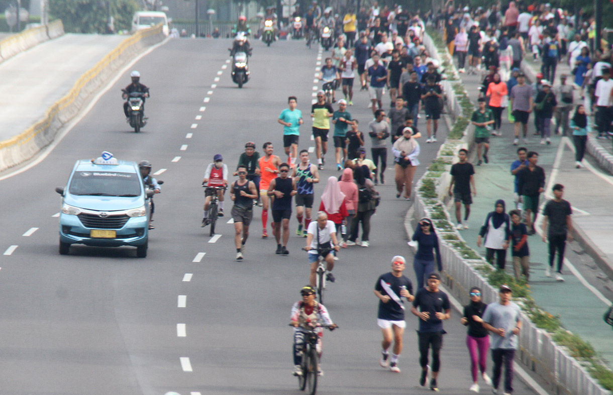 Warga berolahraga saat HBKB ditiadakan di kawasan Sudirman, Jakarta, Minggu (24/11/2024). (BeritaNasional.com/Oke Atmaja)