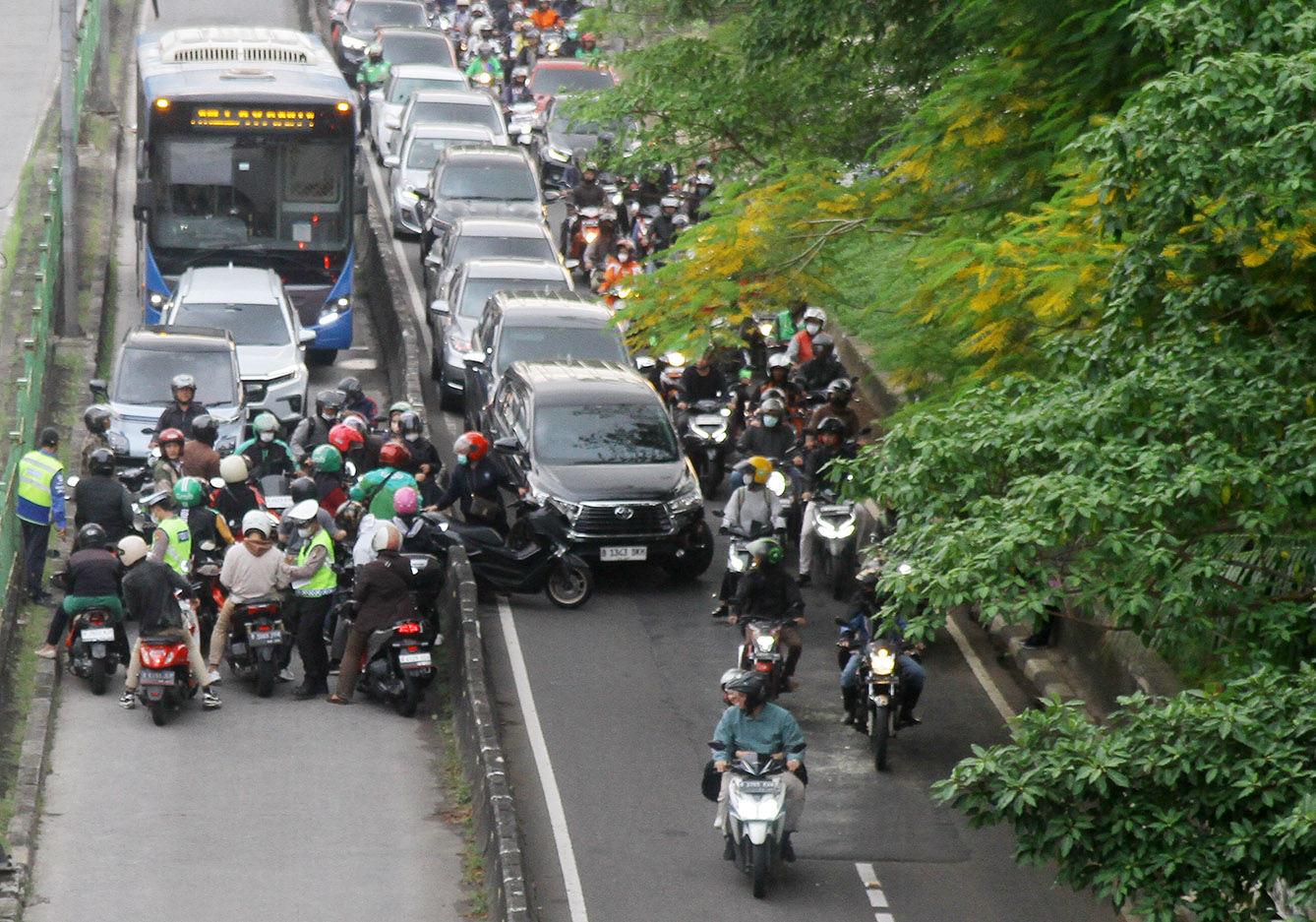 Sejumlah pengendara sepeda motor panik saat melihat polisi berada di jalur transjakarta atau busway di Kawasan Setia Budi,Jakarta, Senin (3/6/2024). (BeritaNasional.Com/Oke Atmaja)