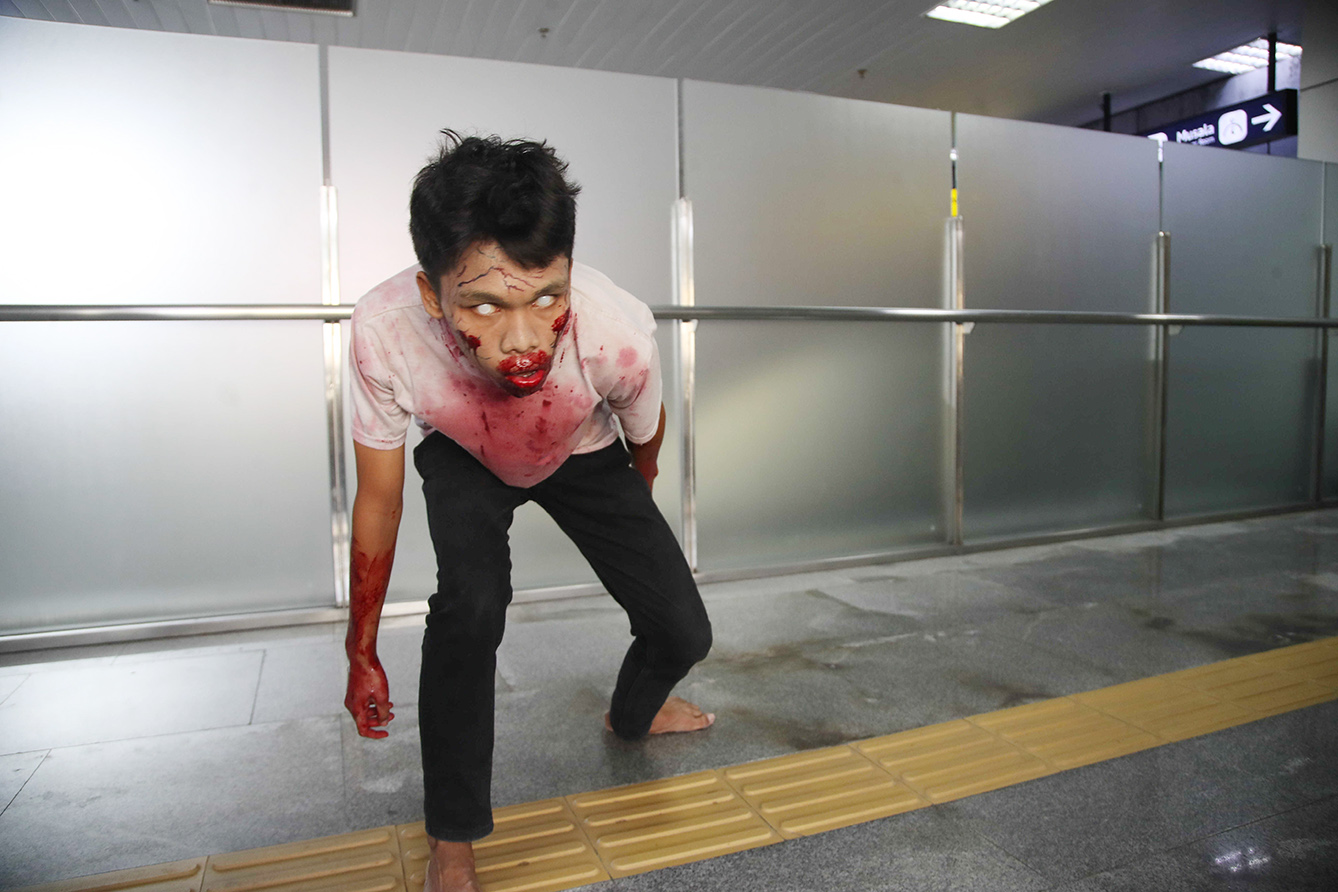 Seorang pemain berperan sebagai zombie selama acara Train to Apocalypse sebagai bagian dari Pandora Box Artmire Festival 2024, di Stasiun LRT Jakarta, Kamis (11/7/2024).(BeritaNasional.com/Oke Atmaja)