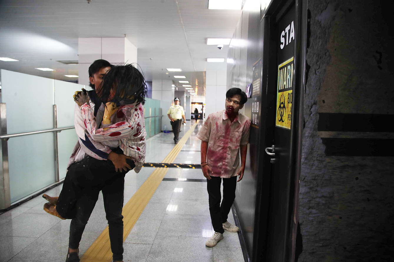 Seorang pemain berperan sebagai zombie selama acara Train to Apocalypse sebagai bagian dari Pandora Box Artmire Festival 2024, di Stasiun LRT Jakarta, Kamis (11/7/2024).(BeritaNasional.com/Oke Atmaja)