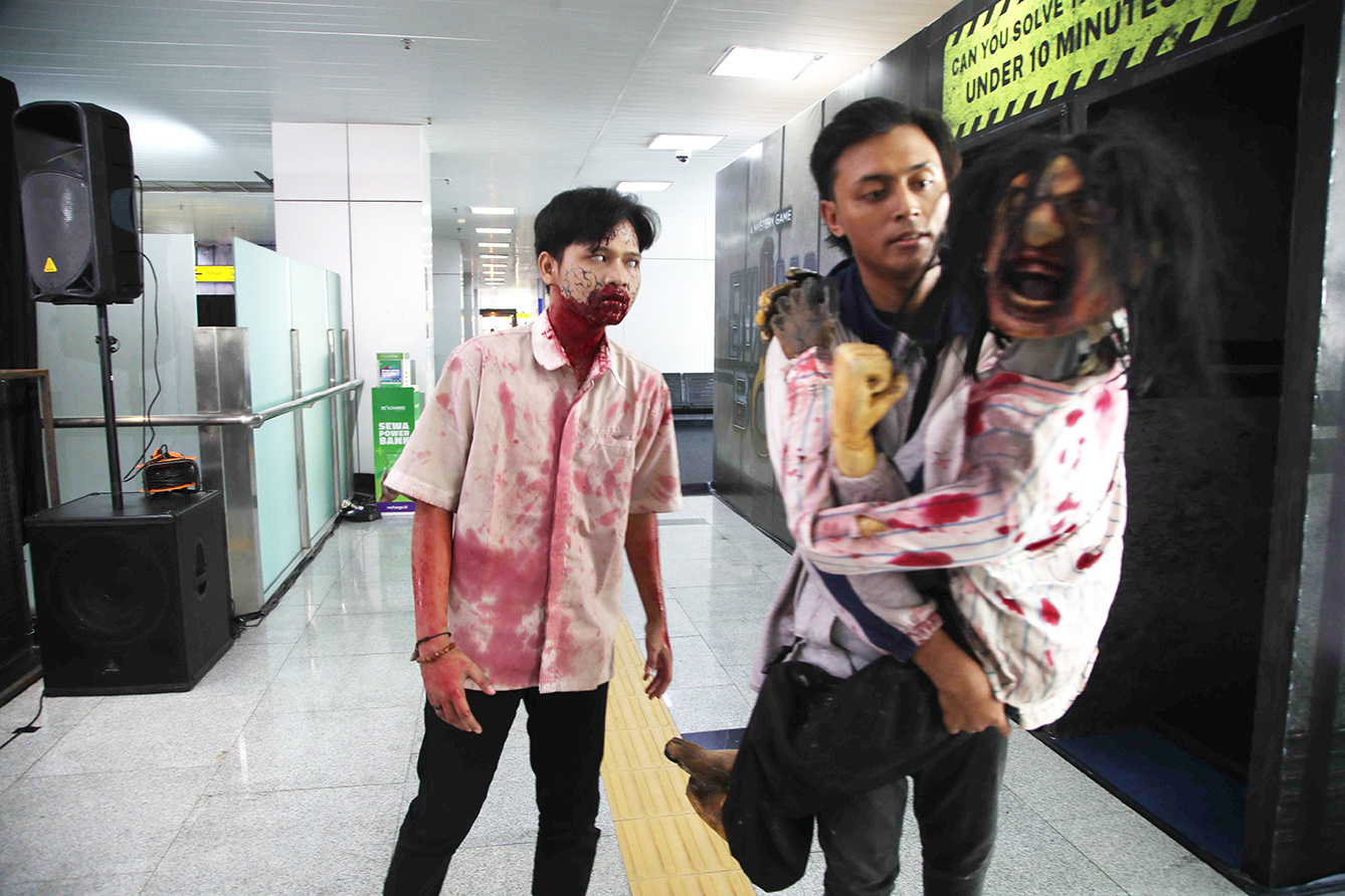 Seorang pemain berperan sebagai zombie selama acara Train to Apocalypse sebagai bagian dari Pandora Box Artmire Festival 2024, di Stasiun LRT Jakarta, Kamis (11/7/2024).(BeritaNasional.com/Oke Atmaja)