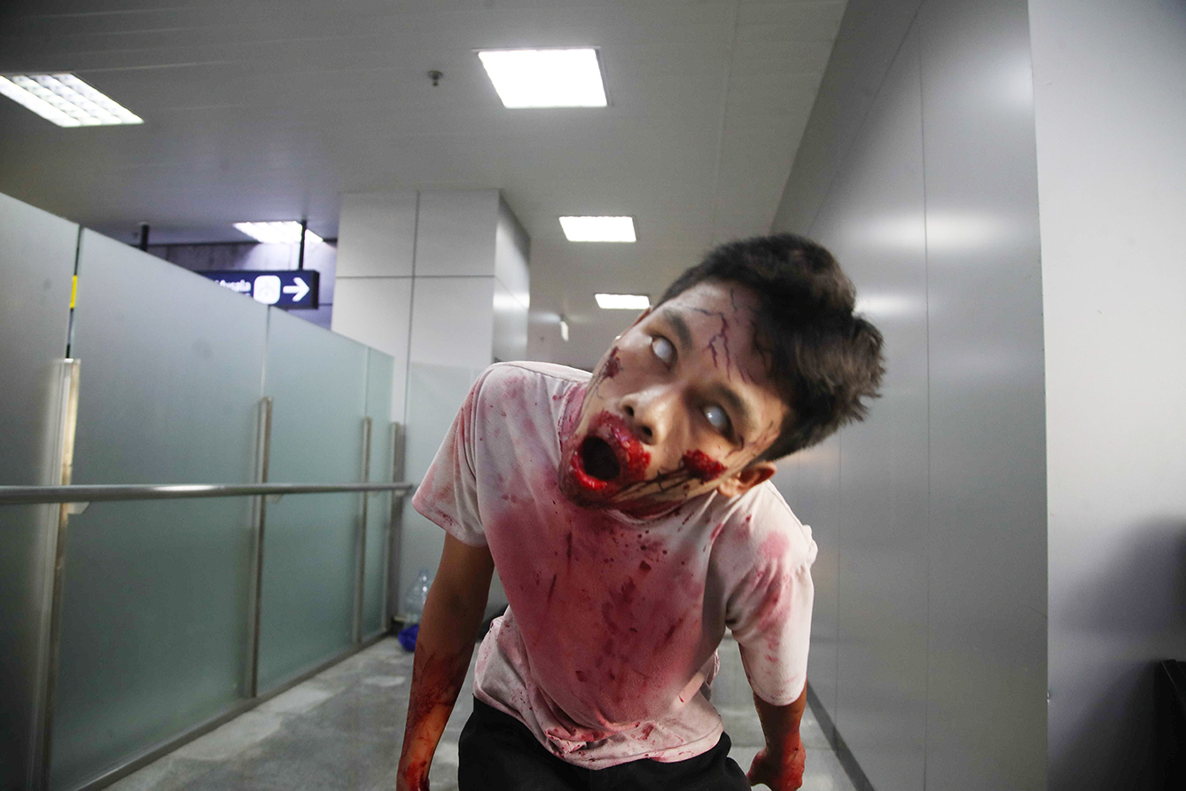 Seorang pemain berperan sebagai zombie selama acara Train to Apocalypse sebagai bagian dari Pandora Box Artmire Festival 2024, di Stasiun LRT Jakarta, Kamis (11/7/2024).(BeritaNasional.com/Oke Atmaja)