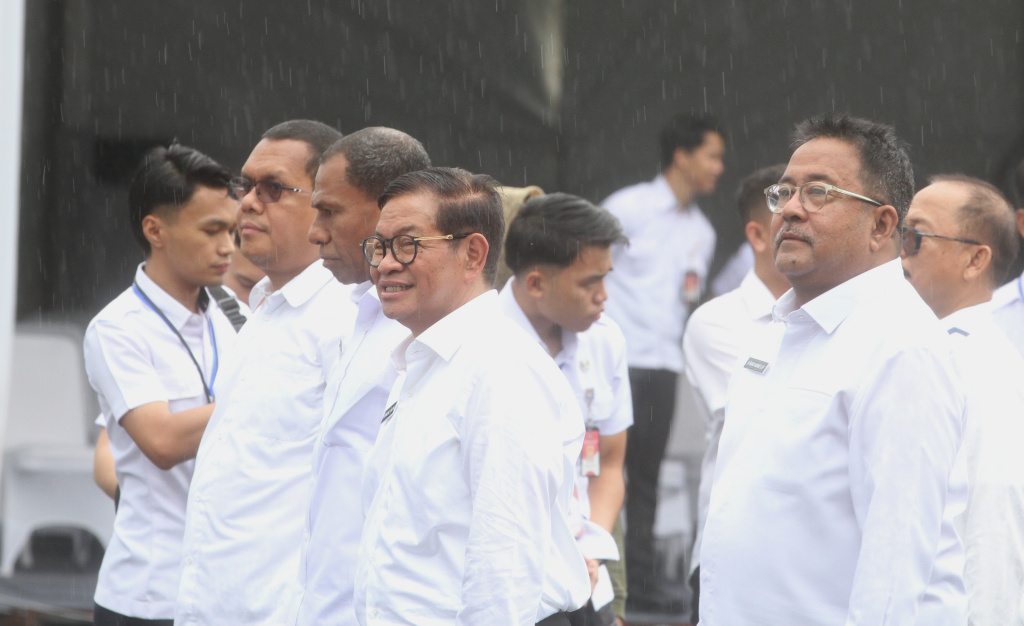 Gubernur terpilih DKJ Jakarta Pramono Anung bersama Wakil Gubernur DKJ terpilih Rano Karno mengikuti gladi bersih jelang pelantikan kepala daerah di Monas, Jakarta, Rabu (19/2/2025).(Berita Nasional.com/Oke Atmaja)