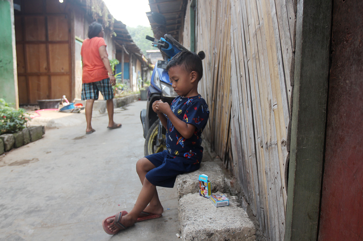 Warga Kampung Susun Bayam beraktivitas di hunian sementara di Jalan Tongkol, Pademangan, Jakarta,Jumat (9/8/2024)(BeritaNasional.com/Oke Atmaja)