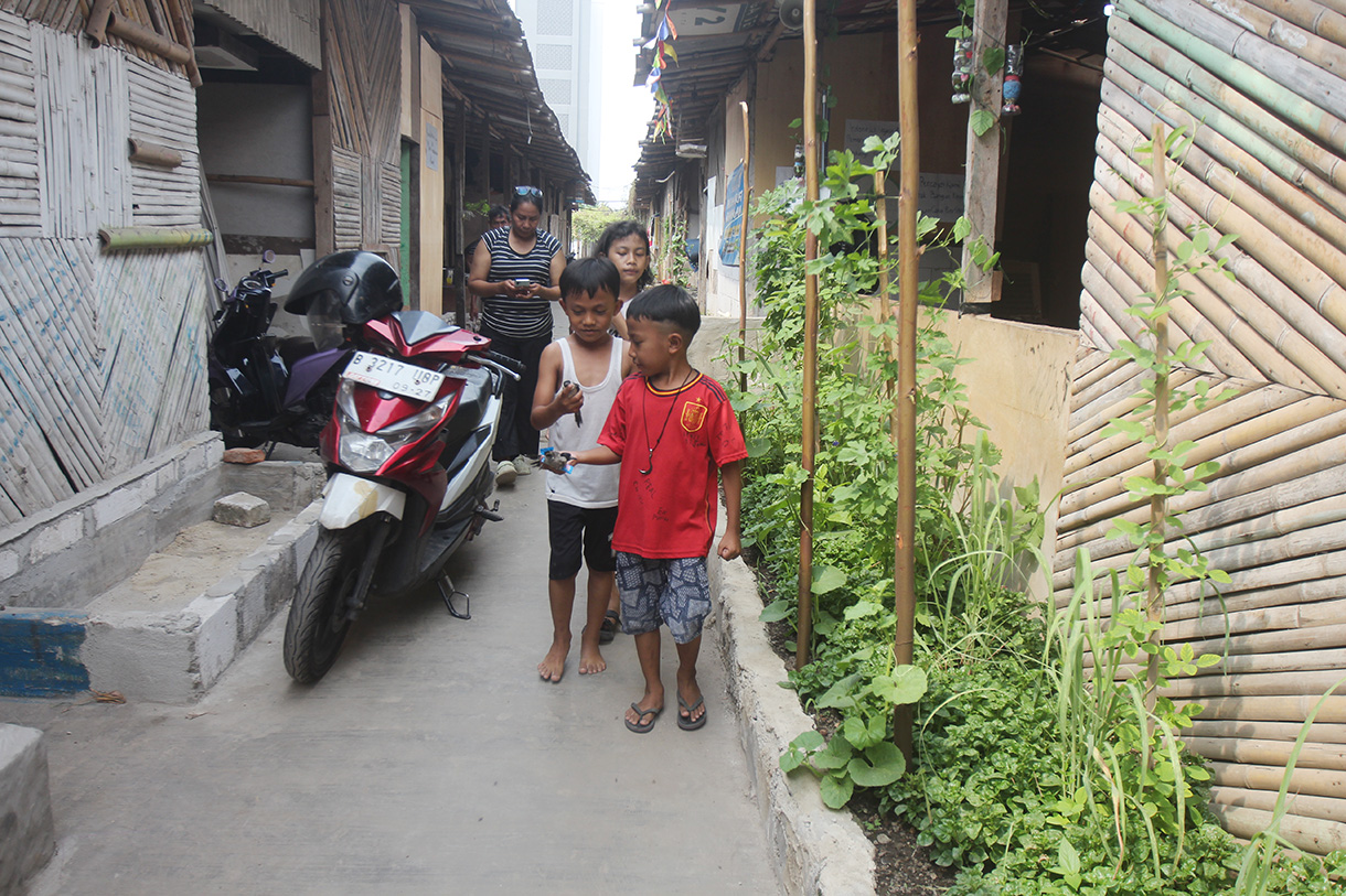 Warga Kampung Susun Bayam beraktivitas di hunian sementara di Jalan Tongkol, Pademangan, Jakarta,Jumat (9/8/2024)(BeritaNasional.com/Oke Atmaja)