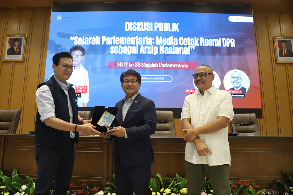 Diskusi publik dengan tema "Sejarah Parlementaria: Media Cetak DPR sebagai Arsip Nasional" pada acara HUT ke-58 Majalah Parlementaria di DPR RI. (BeritaNasional/Elvis Sendouw)