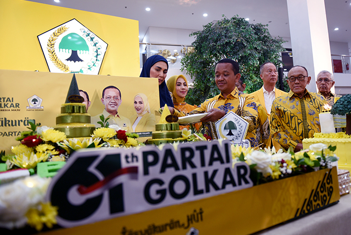 HUT Partai Golkar ke 61 Soliditas dan Gotong Royong Partai Golongan Karya (Golkar) merayakan HUT ke 61 di DPP Golkar. (BeritaNasional/Elvis Sendouw)