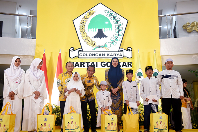 HUT Partai Golkar ke 61 Soliditas dan Gotong Royong Partai Golongan Karya (Golkar) merayakan HUT ke 61 di DPP Golkar. (BeritaNasional/Elvis Sendouw)