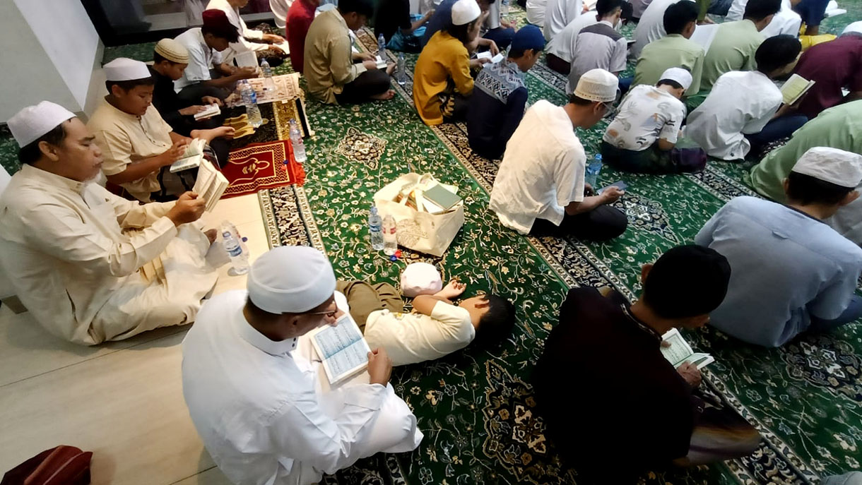 Umat Isalam membaca surah Yasin saat melaksanakan ibadah pada malam Nisfu Syaban 15 Syaban 1446 Hijriah di Nurul Huda, Menteng, Jakarta, Kamis (13/2/2025).(Beritanasional.com/Oke Atmaja)