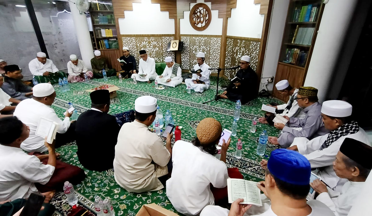 Umat Isalam membaca surah Yasin saat melaksanakan ibadah pada malam Nisfu Syaban 15 Syaban 1446 Hijriah di Nurul Huda, Menteng, Jakarta, Kamis (13/2/2025).(Beritanasional.com/Oke Atmaja)