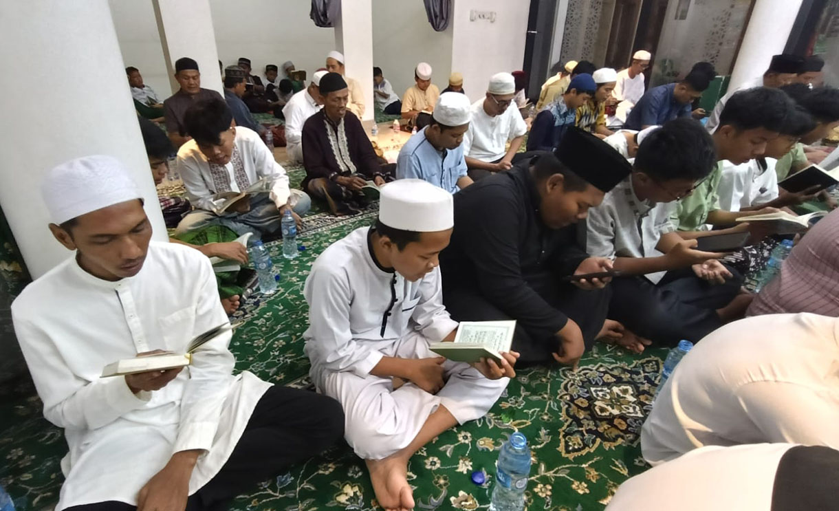 Umat Isalam membaca surah Yasin saat melaksanakan ibadah pada malam Nisfu Syaban 15 Syaban 1446 Hijriah di Nurul Huda, Menteng, Jakarta, Kamis (13/2/2025).(Beritanasional.com/Oke Atmaja)