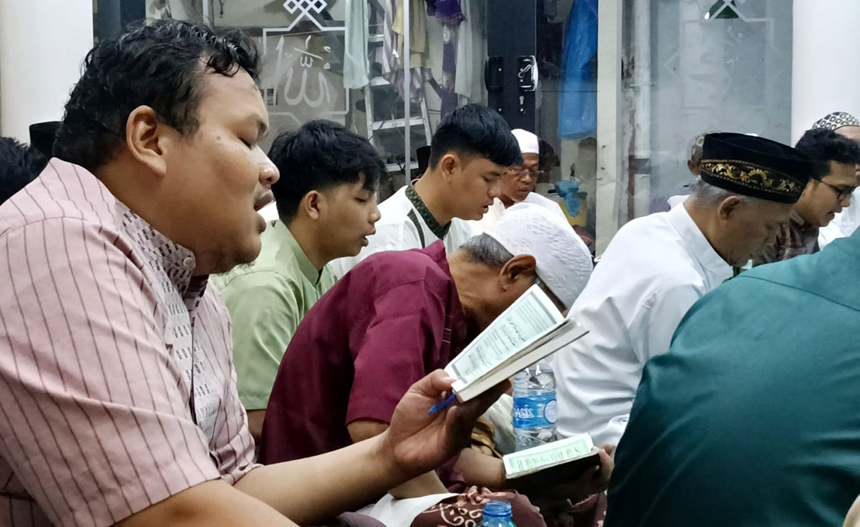 Umat Isalam membaca surah Yasin saat melaksanakan ibadah pada malam Nisfu Syaban 15 Syaban 1446 Hijriah di Nurul Huda, Menteng, Jakarta, Kamis (13/2/2025).(Beritanasional.com/Oke Atmaja)