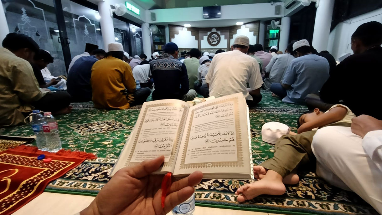 Umat Isalam membaca surah Yasin saat melaksanakan ibadah pada malam Nisfu Syaban 15 Syaban 1446 Hijriah di Nurul Huda, Menteng, Jakarta, Kamis (13/2/2025).(Beritanasional.com/Oke Atmaja)