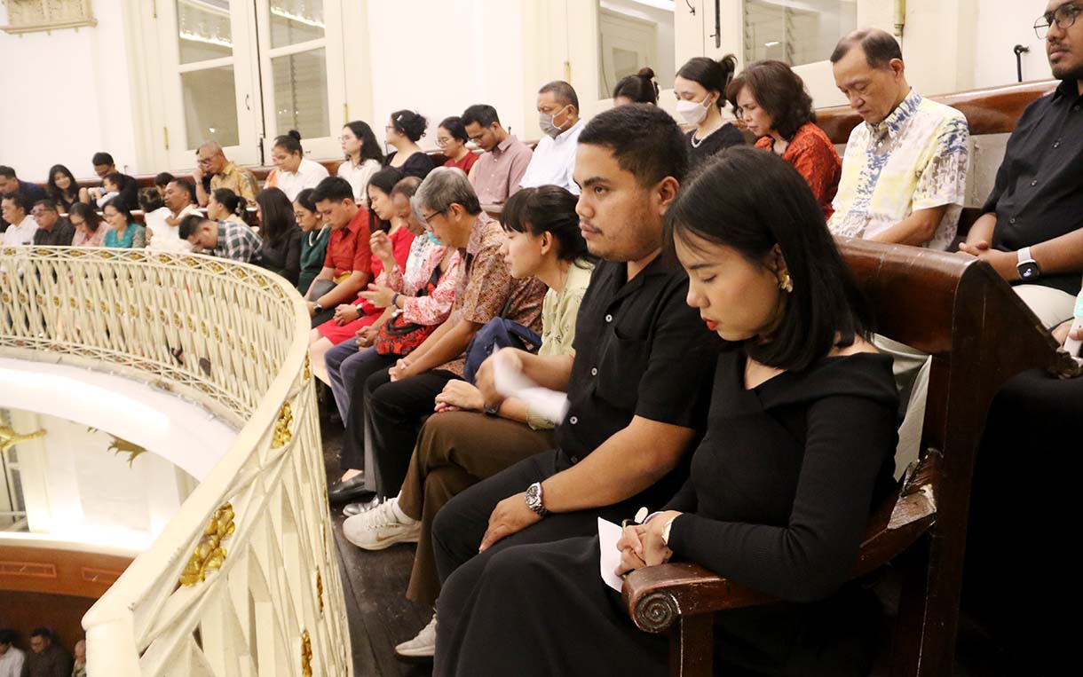 Jemaat melaksanakan ibadah Misa Malam Natal di GPIB Immanuel, Jakarta, Rabu (24/12/2025). (Beritanasional.com/Oke Atmaja)