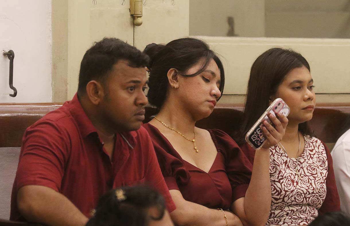 Jemaat melaksanakan ibadah Misa Malam Natal di GPIB Immanuel, Jakarta, Rabu (24/12/2025). (Beritanasional.com/Oke Atmaja)