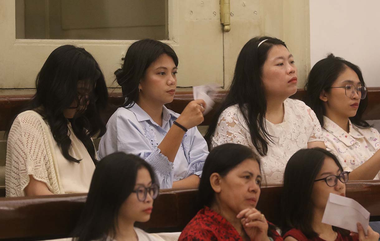 Jemaat melaksanakan ibadah Misa Malam Natal di GPIB Immanuel, Jakarta, Rabu (24/12/2025). (Beritanasional.com/Oke Atmaja)