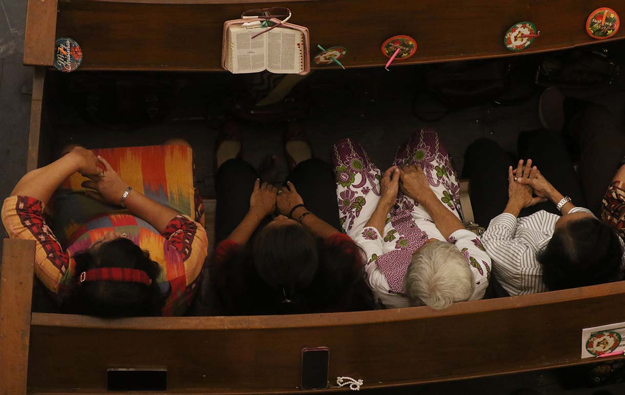 Jemaat melaksanakan ibadah Misa Malam Natal di GPIB Immanuel, Jakarta, Rabu (24/12/2025). (Beritanasional.com/Oke Atmaja)