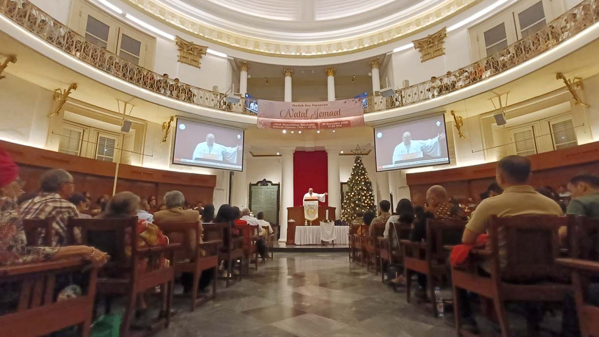 Jemaat melaksanakan ibadah Misa Malam Natal di GPIB Immanuel, Jakarta, Rabu (24/12/2025). (Beritanasional.com/Oke Atmaja)