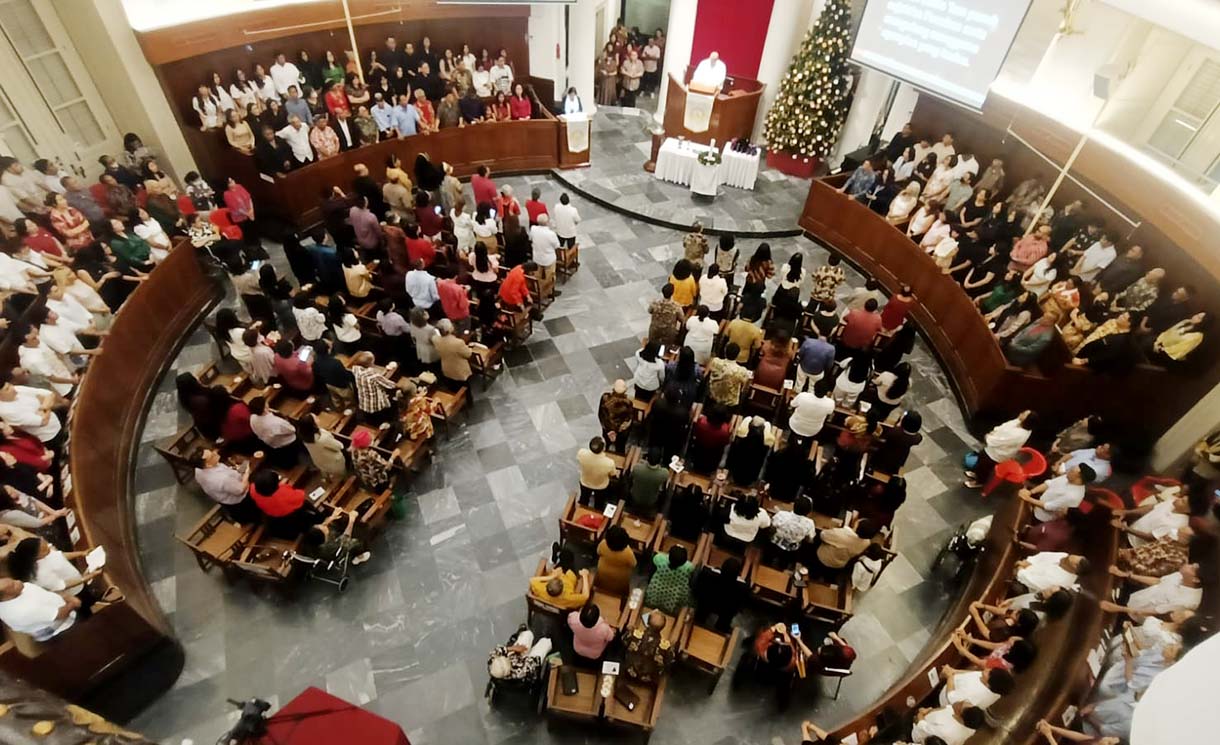 Jemaat melaksanakan ibadah Misa Malam Natal di GPIB Immanuel, Jakarta, Rabu (24/12/2025). (Beritanasional.com/Oke Atmaja)