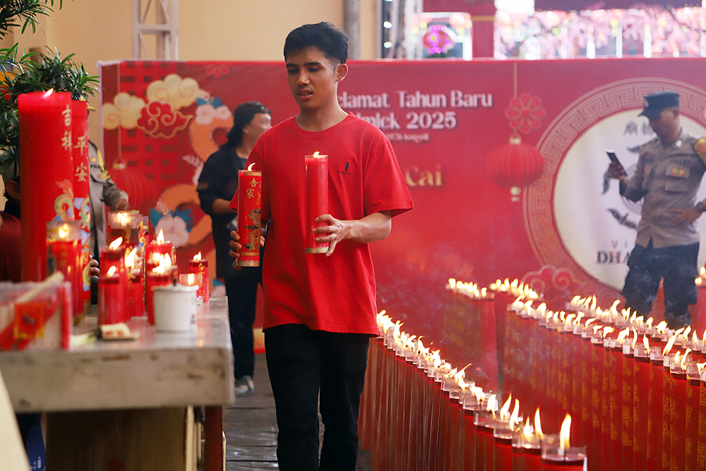 Warga Tionghoa lakukan sembahyang Imlek 2576 di Vihara Dhanagun, Suryakencana, Kota Bogor, Rabu (29/1/2025). (BeritaNasional/Elvis Sendouw)