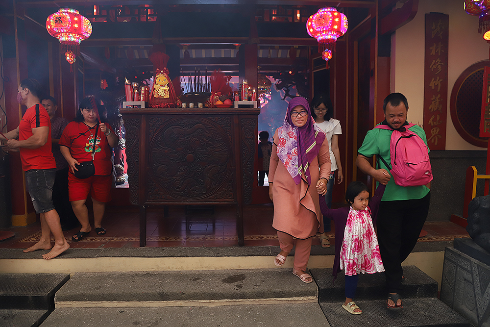 Warga Tionghoa lakukan sembahyang Imlek 2576 di Vihara Dhanagun, Suryakencana, Kota Bogor, Rabu (29/1/2025). (BeritaNasional/Elvis Sendouw)