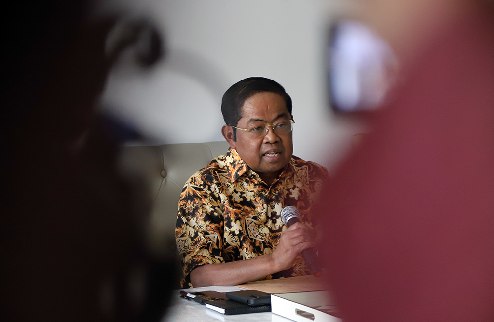 Ketua Dewan Pembina Bapilu Partai Golkar Idrus Marham memberikan keterangan terkait Airlangga. (BeritaNasional/Elvis Sendouw)