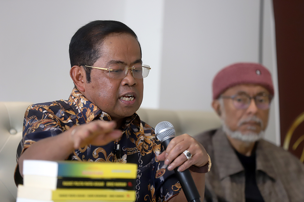 Ketua Dewan Pembina Badan Pemenangan Pemilu (Bapilu) Partai Golkar Idrus Marham saat memberikan keterangan kepada wartawan terkait pencalonan Bahlil sebagai ketum Golkar. (BeritaNasional/Elvis Sendouw)