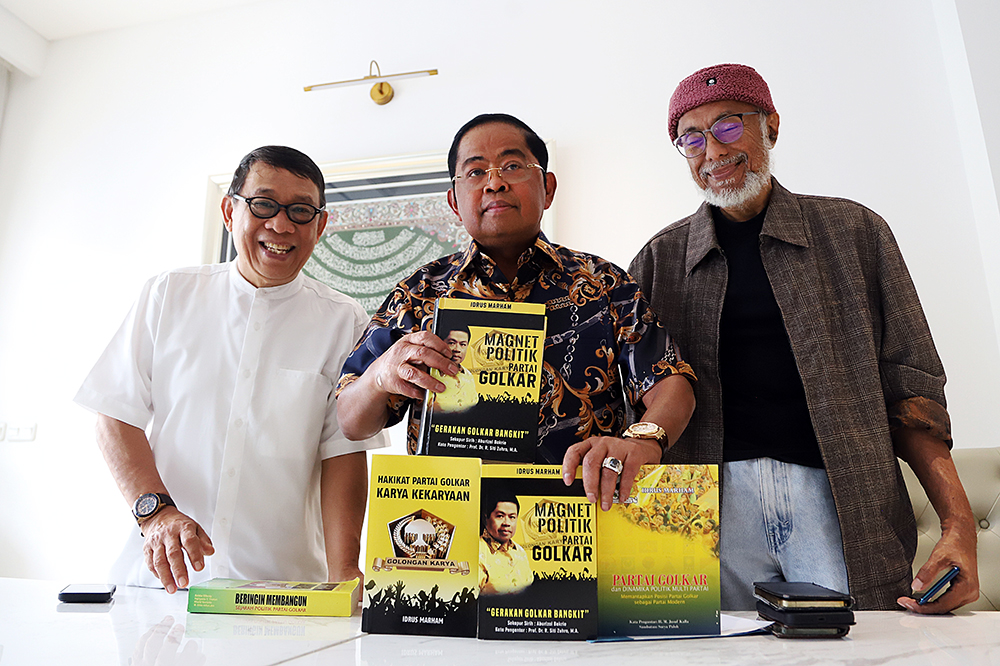 Ketua Dewan Pembina Badan Pemenangan Pemilu (Bapilu) Partai Golkar Idrus Marham saat memberikan keterangan kepada wartawan terkait pencalonan Bahlil sebagai ketum Golkar. (BeritaNasional/Elvis Sendouw)