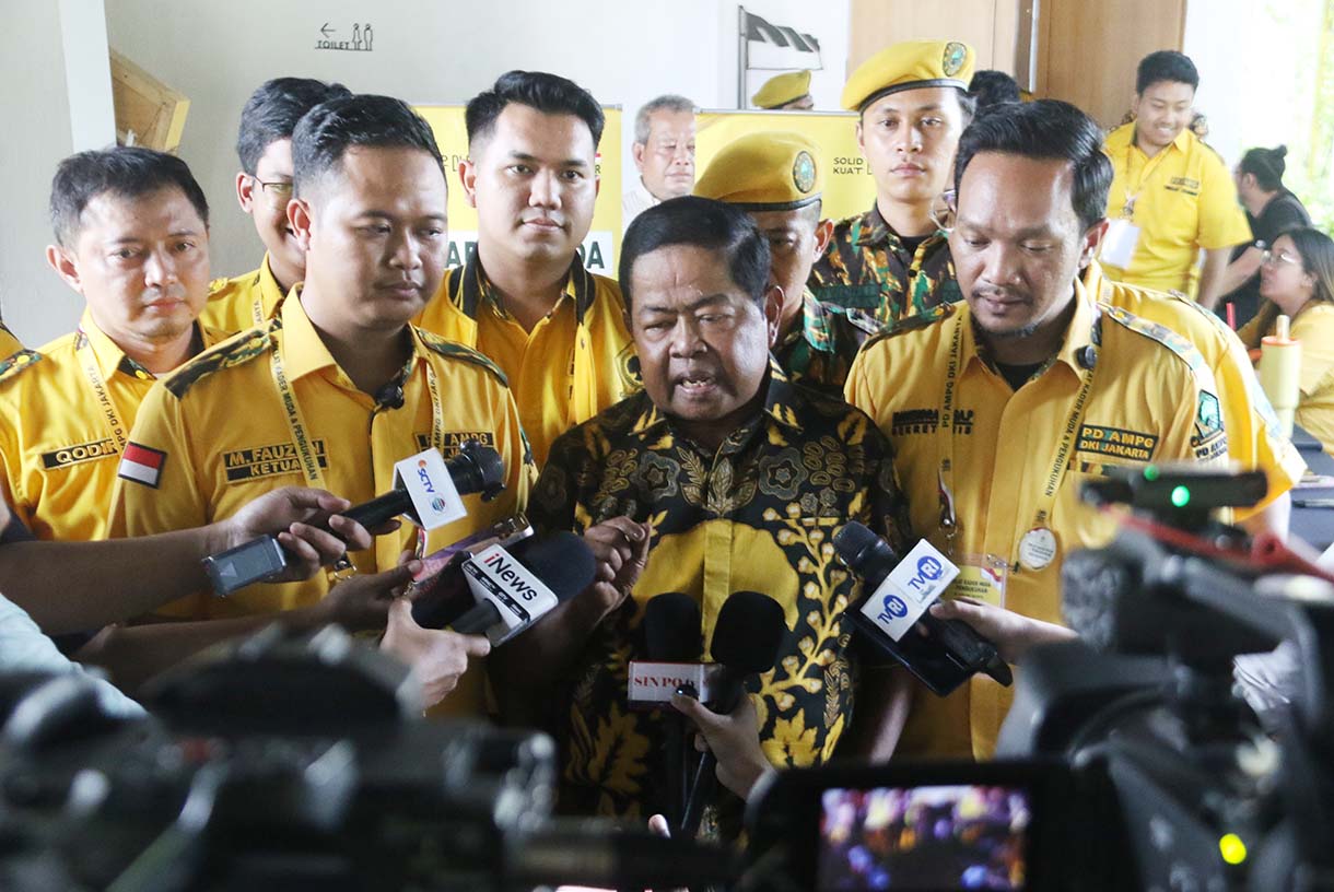 Wakil Ketua Umum Partai Golkar Bidang Kebijakan Publik, Idrus Marham memberikan keterangan pers kepada wartawan di Kantor DPD Golkar, Jakarta, Sabtu (13/6/2026). (Beritanasional.com/Oke Atmaja)