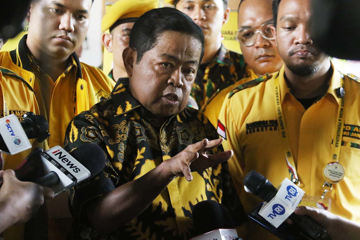 Wakil Ketua Umum Partai Golkar Bidang Kebijakan Publik, Idrus Marham memberikan keterangan pers kepada wartawan di Kantor DPD Golkar, Jakarta, Sabtu (13/6/2026). (Beritanasional.com/Oke Atmaja)