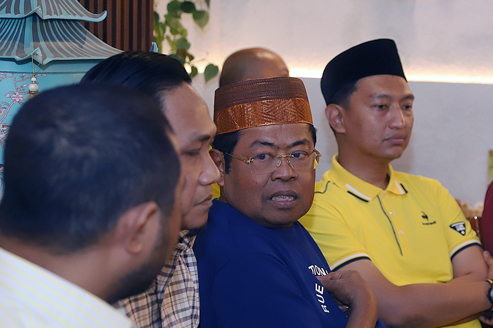 Wakil Ketua Umum Golkar Idrus Marham meberikan keterangan mengenai dukunggan partai Golkar terhadap langkah Presiden Prabowo Subianto dalam menjalankan politik luar negeri bebas aktif. (BeritaNasional/Elvis Sendouw)