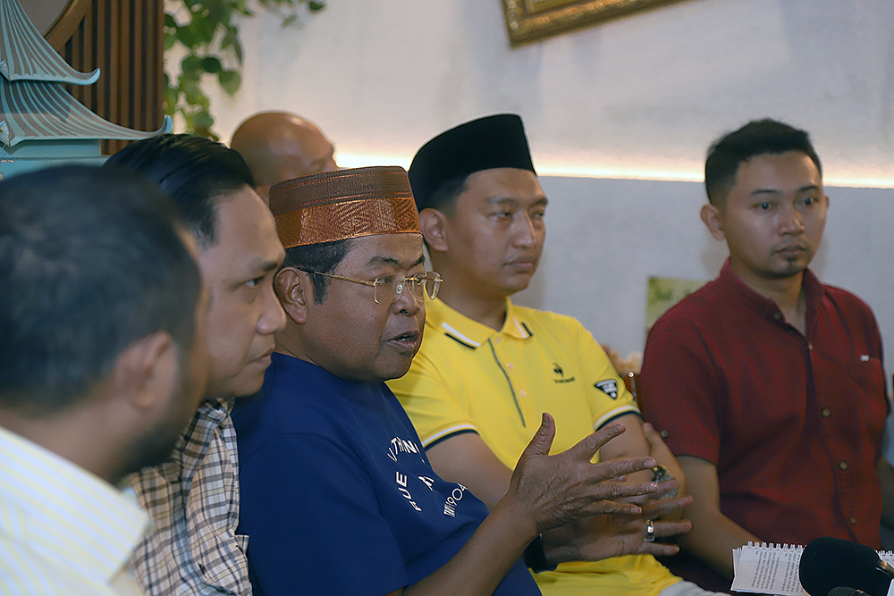 Wakil Ketua Umum Golkar Idrus Marham meberikan keterangan mengenai dukunggan partai Golkar terhadap langkah Presiden Prabowo Subianto dalam menjalankan politik luar negeri bebas aktif. (BeritaNasional/Elvis Sendouw)