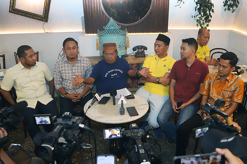 Wakil Ketua Umum Golkar Idrus Marham meberikan keterangan mengenai dukunggan partai Golkar terhadap langkah Presiden Prabowo Subianto dalam menjalankan politik luar negeri bebas aktif. (BeritaNasional/Elvis Sendouw)