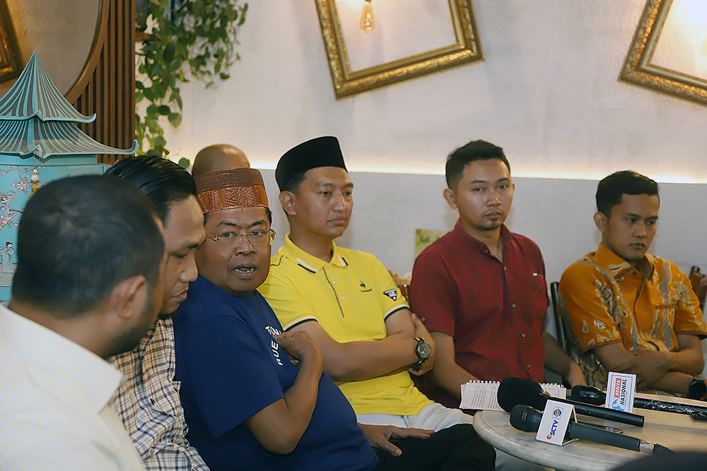 Wakil Ketua Umum Golkar Idrus Marham meberikan keterangan mengenai dukunggan partai Golkar terhadap langkah Presiden Prabowo Subianto dalam menjalankan politik luar negeri bebas aktif. (BeritaNasional/Elvis Sendouw)